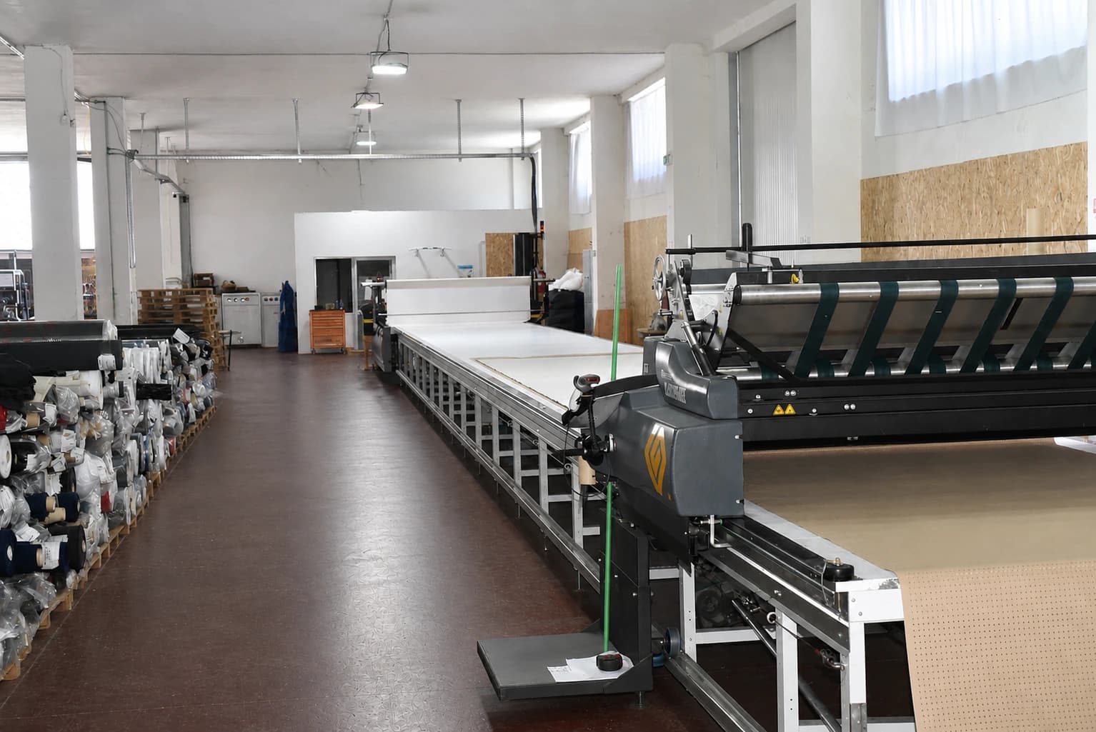Automatic spreader laying fabric beside the roll store